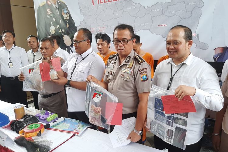 Polisi menunjukkan barang bukti pengungkapan kasus jual beli Baby Lobster ke luar negeri.