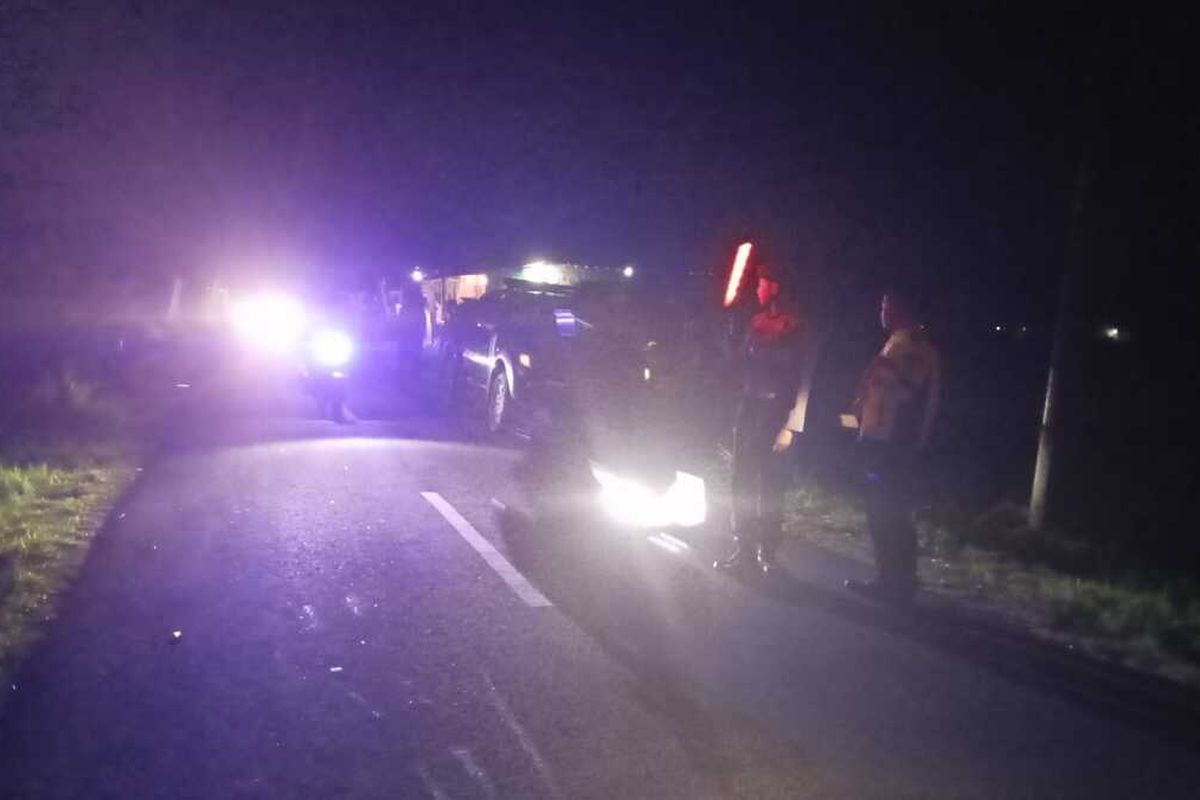 Proses evakuasi lansia korban tabrakan di wilayah Kalurahan Hargorejo, Kapanewon Kokap, Kabupaten Kulon Progo, Daerah Istimewa Yogyakarta. Lokasi ini gelap gulita sat malam hari.