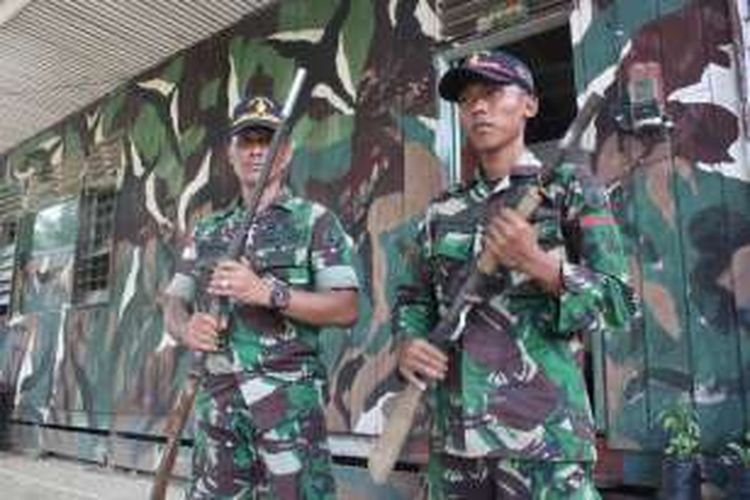 Satgas Pamtas Batalyon Infanteri 521 Dadaha Yodha di Kabupaten Nunukan Kalimantan Utara menerima  belasan senjata api rakitan milik warga yang menyerahkan secara sukarela.