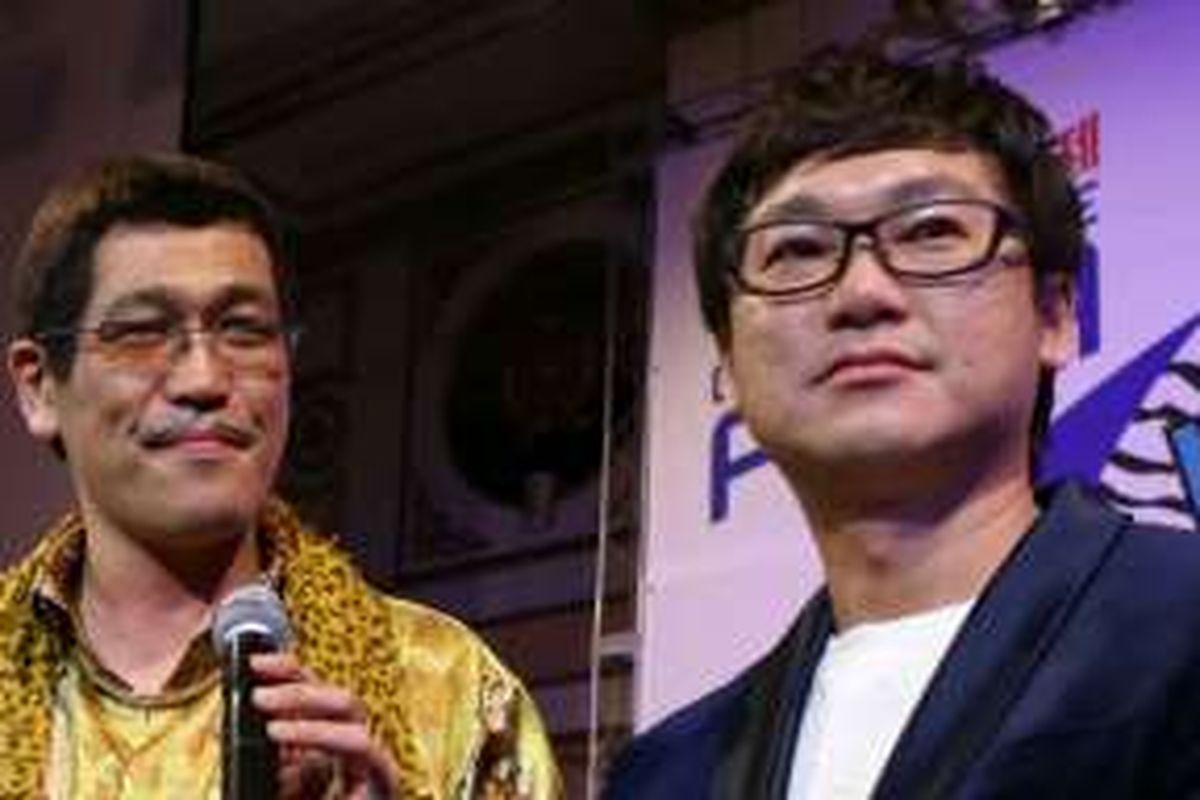 Pikotaro (kiri) dan Fred Chong, Group CEO WebTVAsia dalam acara gala dinner WebTVAsia Awards 2016 di Imperial Hotel, Seoul,  Korea Selatan, Jumat (25/11/2015) malam waktu setempat.