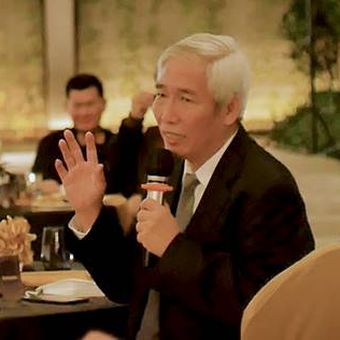 Investor kawakan Lo Kheng Hong hadir dalam acara makan malam Sinarmas
Sekuritas dengan nasabahnya. 