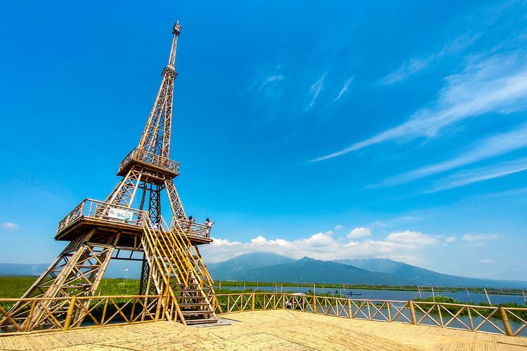 Radesa Wisata Tuntang yang menyajikan replika Menara Eiffel dari Bambu.