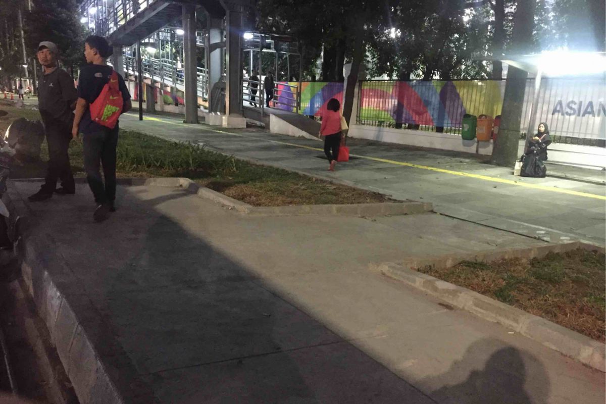 Pemprov DKI Jakarta telah membuka akses jalan di area rumput yang sebelumnya memisahkan antara halte bus dan tepi Jalan Jenderal Sudirman, Senin (13/8/2018), 