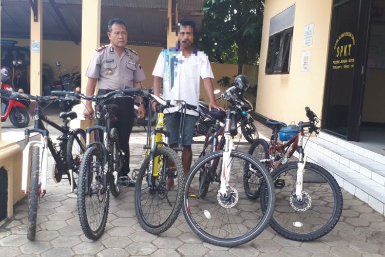 Polisi menunjukkan seorang pelaku pencurian spesialis sepeda gunung di Mapolsek Jepara, Kabupaten Jepara, Jateng, Sabtu (9/12/2017).‎