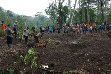 Tiga Warga Tertimbun Longsor di Jember