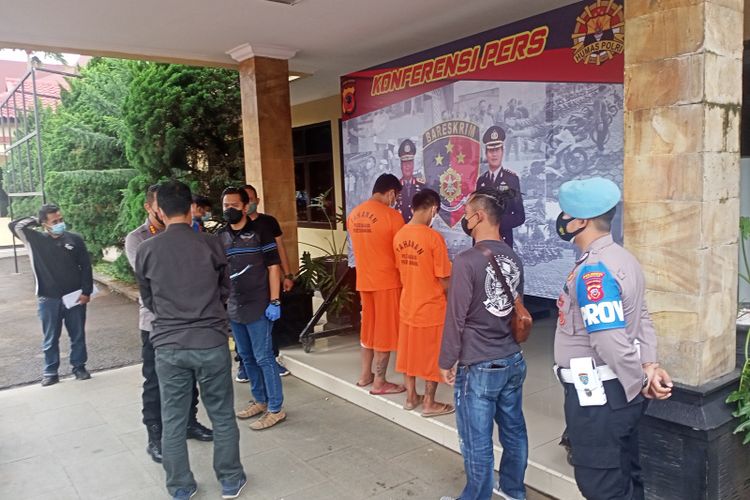 Dua pelaku begal di Majalaya, Kabupaten Bandung, Jawa Barat ditangkap Polresta Bandung pada Jumat (18/2/2022). DS dan AA menjalankan aksinya April 2021.