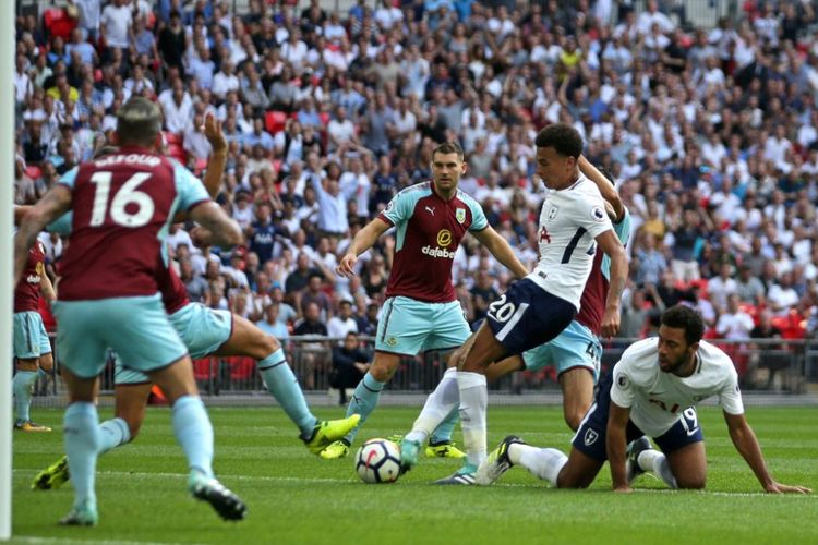 Gelandang Tottenham Hotspur Dele Alli mencetak satu gol ke gawang Burnley pada pertandingan Premier League di Wembley, Minggu (27/8/2017). 