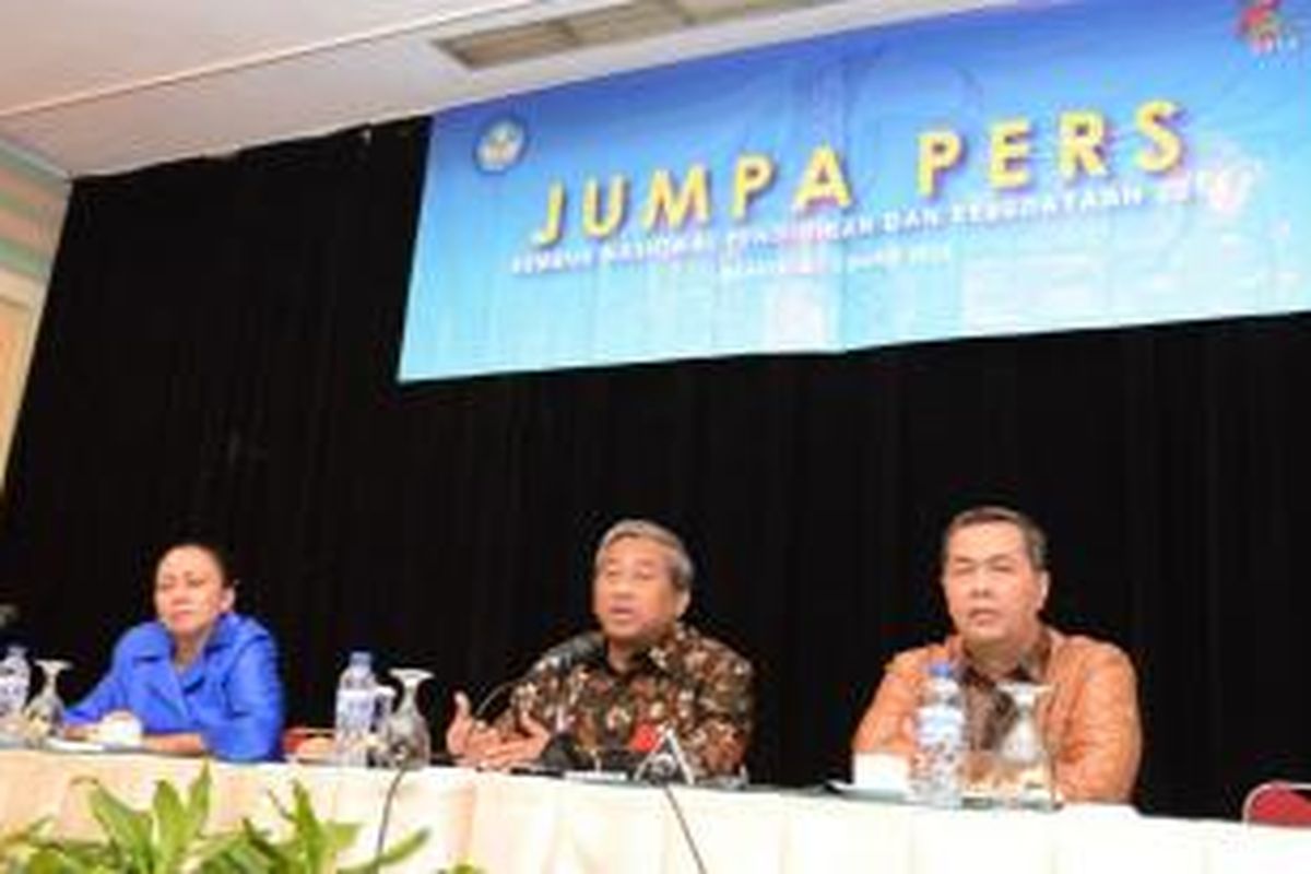 Menteri Pendidikan dan Kebudayaan Mohammad Nuh pada jumpa pers usai memberi arahan pra rembuk kepada peserta Rembuk Nasional Pendidikan dan Kebudayaan 2014 di Hotel Sahid, Jakarta, Rabu (5/3/2014).