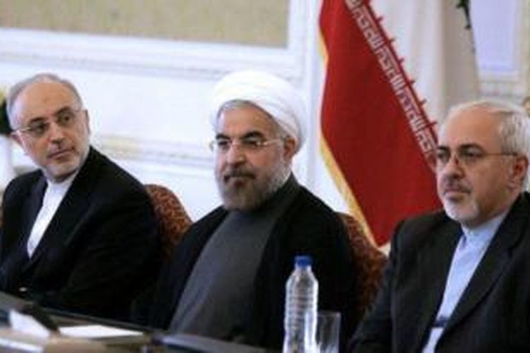 Presiden Iran Hassan Rohani dan Menlu Mohammad Javad Zarif (kanan).