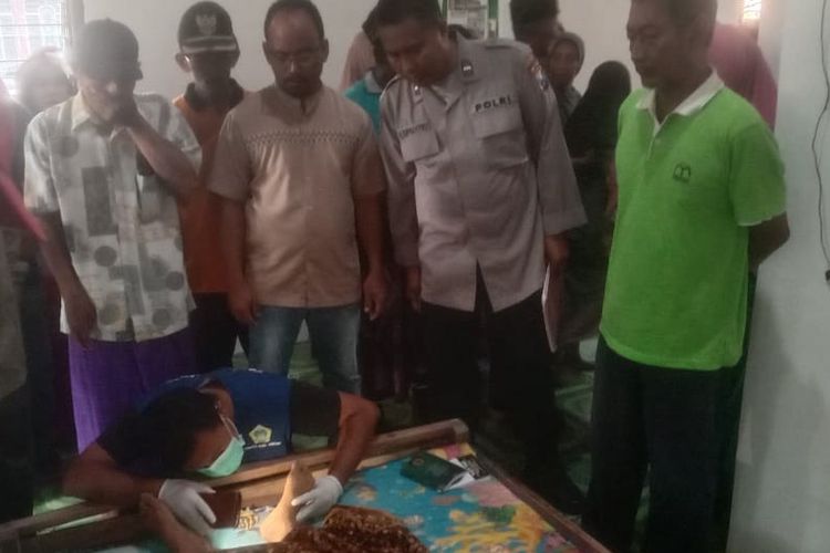 Polisi saat mendatangi rumah duka korban tersengat aliran listrik jebakan tikus di Desa Jrebeng, Kecamatan Dukun, Gresik, Jawa Timur, Minggu (3/11/2024).