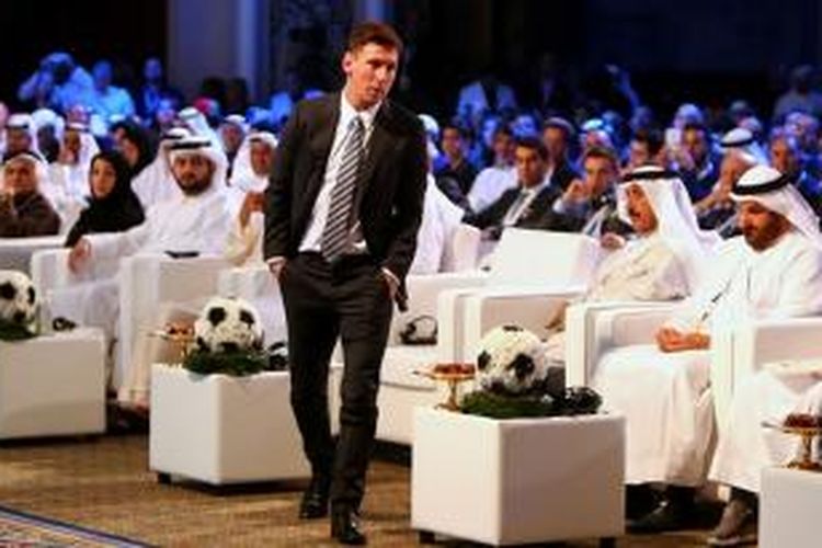 Lionel Messi menerima penghargaan Globe Soccer Awards saat Konferensi Olahraga Internasional di Dubai, Minggu (27/12/2015). 