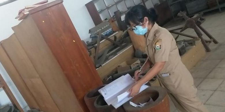 Staf museum digambarkan sedang melakukan identifikasi koleksi yang hilang karena dicuri dari ruang penyimpanan Museum Sulawesi Tenggara, Selasa (02/02).