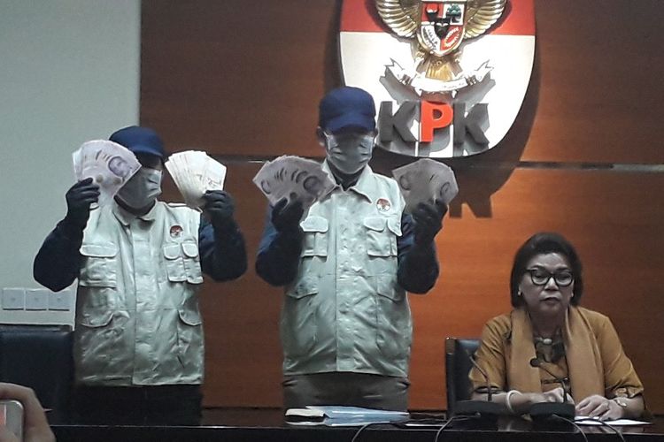 Petugas KPK menunjukkan barang bukti uang tunai yang didapat dari rangkaian OTT terhadap Direktur Keuangan PT Angkasa Pura II Andra Agussalam dalam konferensi pers di Gedung KPK, Kamis (1/8/2019). 