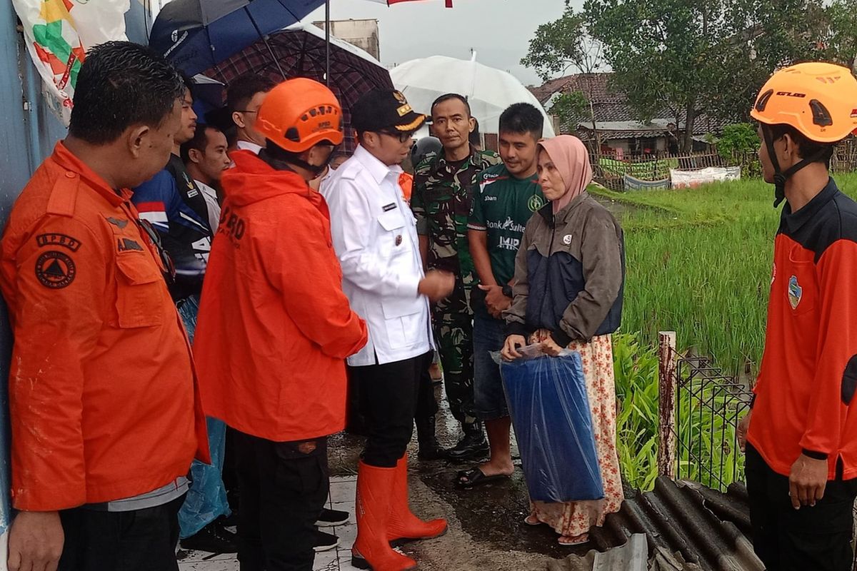 Wali Kota Tasikmalaya, Jawa Barat, Viman Alfarizi Ramadhan, langsung blusukan mengecek para korban terdampak bencana hujan es dan angin puting beliung di daerah Purbaratu, Kota Tasikmalaya, Rabu (12/3/2025).