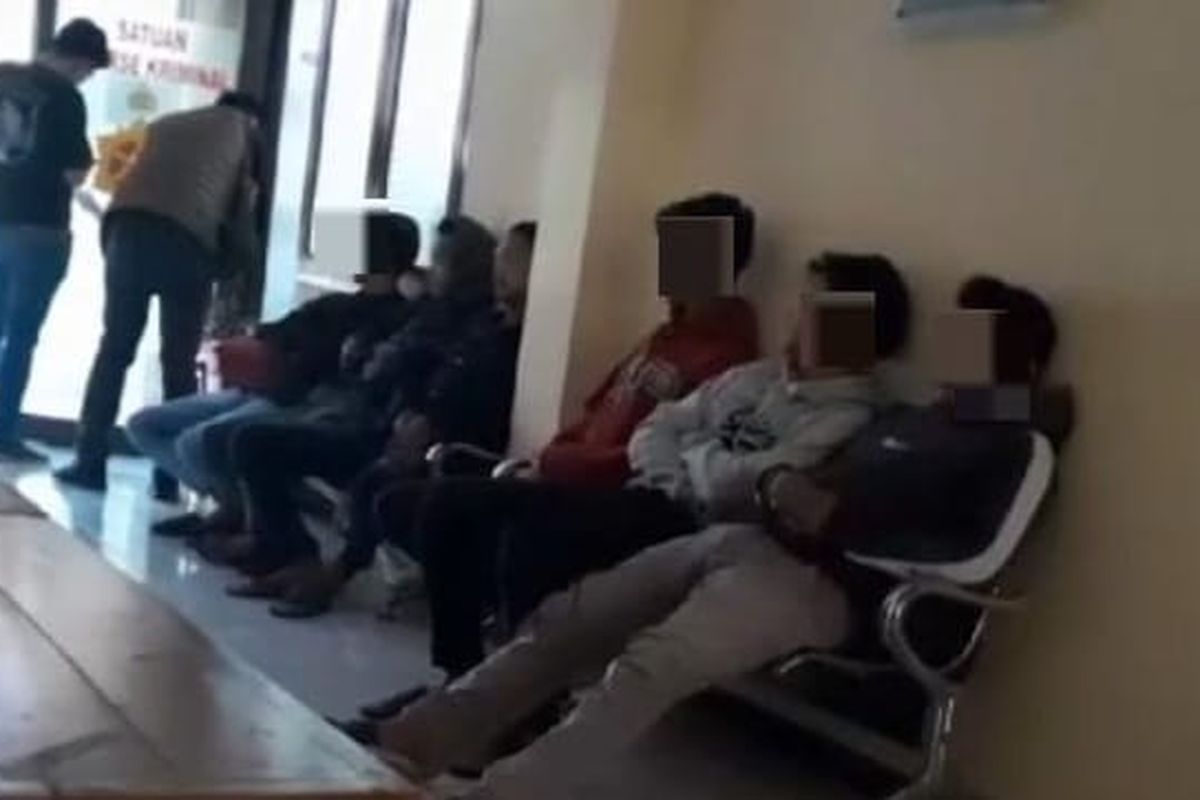 Kawanan pelaku penganiayaan yang menyebabkan korban meninggal dunia, saat diperiksa di Mapolres Situbondo pada Minggu (26/5/2024).