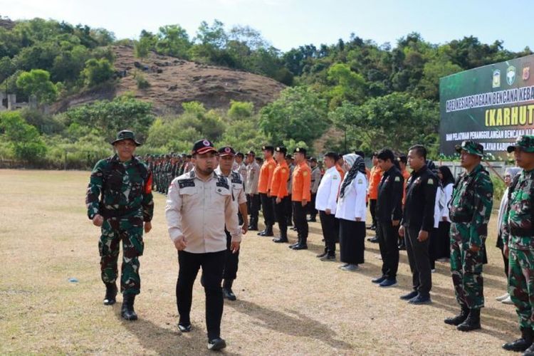 Penjabat Bupati Aceh Besar Muhammad Iswanto meninjau kesiapan pasukan dalam apel kesiapsiagaan penanganan karhutla.