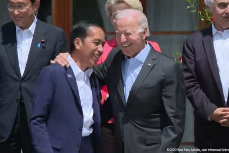 Presiden AS Joe Biden ketika merangkul Presiden Joko Widodo saat sesi foto bersama di Konferensi Tingkat Tinggi (KTT) G7 di Schloss Elmau, Jerman, Senin (27/6/2022).