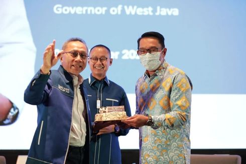 Ridwan Kamil Dapat Kejutan Kue dari Ketua Umum PAN