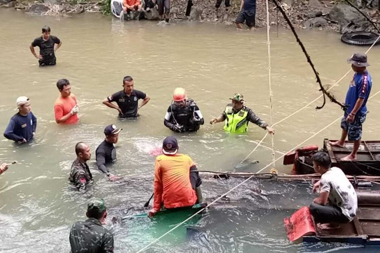 Tim SAR gabungan kembali menemukan tiga jenazah yang merupakan penumpang bus Sriwijaya yang masuk ke jurang di Liku Lematang, Desa Prahu Dipo, Kecamatan Dempo Tengah , kota Pagaralam, Sumatera Selatan, pada hari kedua, Rabu (25/12/2019).