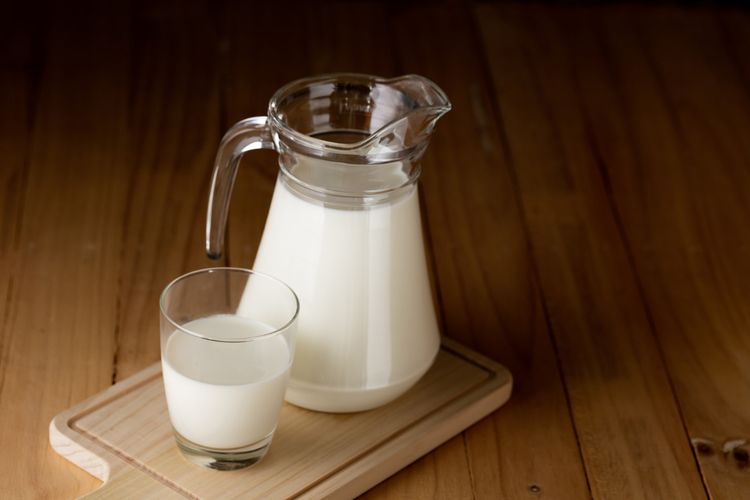 Ilustrasi susu. Minum susu saat perut kosong seperti bangun tidur dapat membahayakan tubuh karena memicu efek samping.