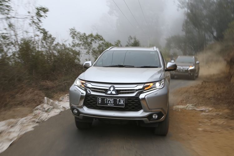Mitsubishi Pajero Sport cars were driven to Mount Semeru in East Java province. 