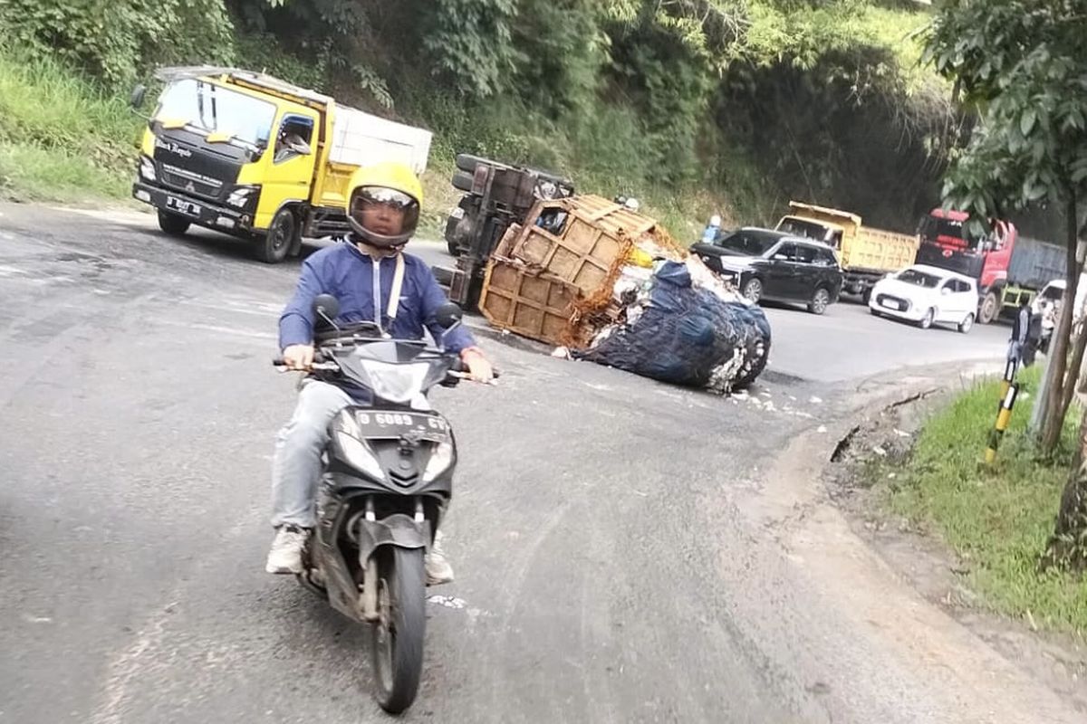 Sebuah dump truk pengangkut sampah terguling dan menumpahkan seluruh muatannya hingga berserakan di tengah Jalan Bandung–Cianjur, tepatnya di Kampung Cibogo, Desa Citatah, Kecamatan Cipatat, Kabupaten Bandung Barat (KBB), Jawa Barat, Senin (15/12/2025).