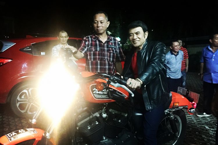 Rhoma Irama dapat saweran berupa motor gede Harley Davidson saat konser di Binuang Kabupaten Tapin, Kalsel, Sabtu (17/2/2018) malam.