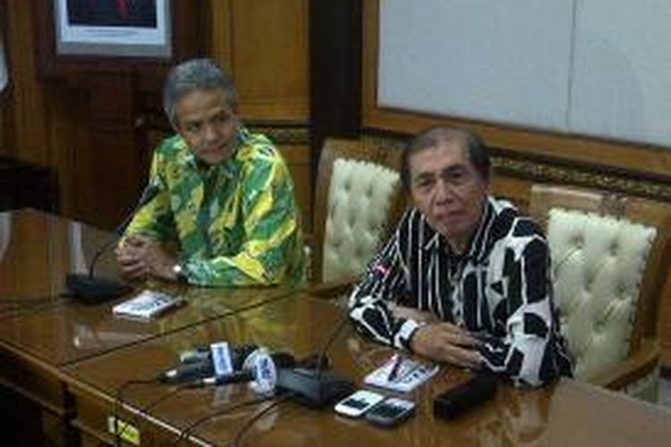 Gubernur Jawa Tengah Ganjar Pranowo bersama Ketua Badan Pemeriksa Keuangan Republik Indonesia (BPK-RI) Hadi Poernomo saat memberikan keterangan pers usai melakukan pertemuan di Kantor Gubernur Jawa Tengah, Jumat (13/9/2013)