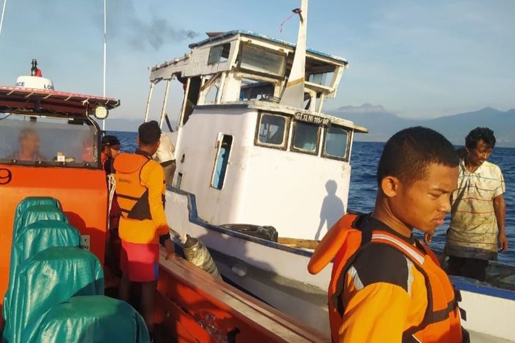 Foto: Tim SAR Gabungan saat menyelamatkan lima ABK di sekitar perairan Maumere dan Kojadoi, Kabupaten Sikka, NTT, Selasa (19/7/2022).