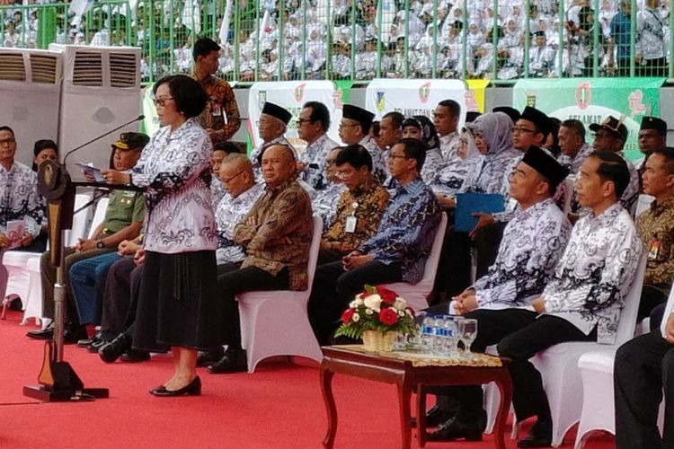 Ketum PGRI Unifah Rosyida dalam peringatan hari ulang tahun PGRI ke-72 dan Hari Guru Nasional 2017 di Stadion Patriot Candrabhaga, Bekasi (2/12/2017). 