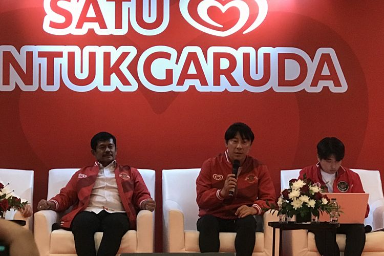 Direktur Teknik PSSI, Indra Sjafri (Kiri) dan Pelatih Timnas Indonesia U-20, Shin Tae-yong (Kanan) menjawab pertanyaan dari media dalam konferensi pers yang diselenggarakan oleh Wall's Indonesia dengan PSSI yang berjudul Satu Hati untuk Garuda di The Sultan Hotel & Residence Jakarta, Senin (20/3/2023). (KOMPAS.com/FRENGKY TANTO WIJAYA).