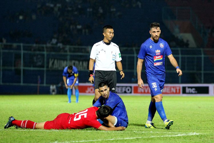 Pemain asing Arema FC Jonathan Bauman (kanan) dan Elias Alderat (tengah) diturunkan pelatih di babak kedua melawan Sabah FA saat penyisihan grup B Piala Gubernur Jatim 2020 yang berakhir dengan skor 2-0 di Stadion Kanjuruhan Malang, Jawa Timur, Selasa (11/02/2020) malam.
