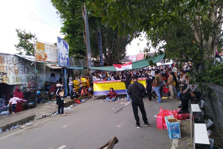 Warga membentang spanduk menutup satu lajur di Jalan Dr Soetomo, Samarinda, Kaltim, Selasa (7/7/2020).