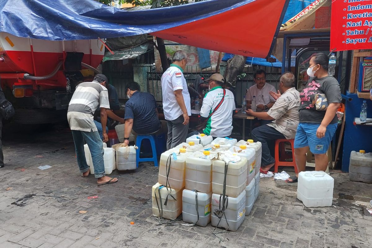 Asosiasi Pedagang Pasar Indonesia (APPSI) Jakarta Barat membuka gerai minyak curah murah di Pasar Tomang Barat atau Pasar Kopro di Grogol Petamburan, Jakarta Barat khusus pada Kamis (24/3/2022).