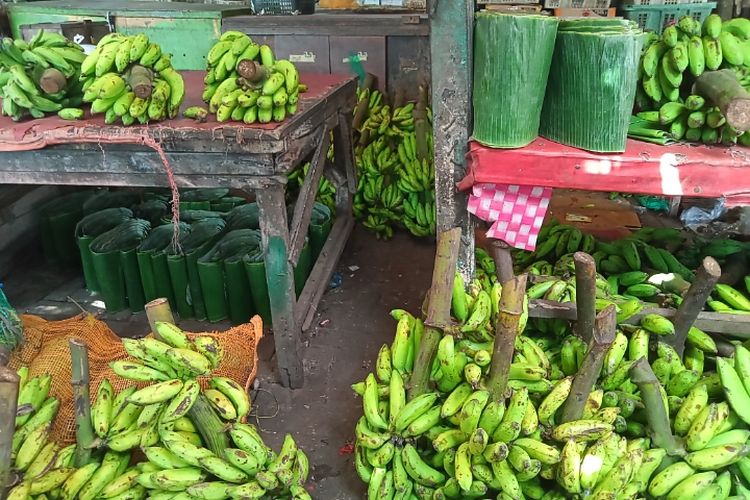 Penjual Daun Pisang di Pasar Jombang, Ciputat, Tangsel ikut sepi imbas pedagang tahu tempe libur pada Selasa (22/2/2022)