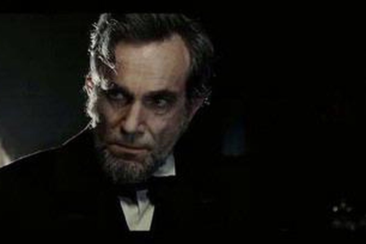 Aktor Daniel Day-Lewis saat memerankan   Presiden Amerika Abraham Lincoln 