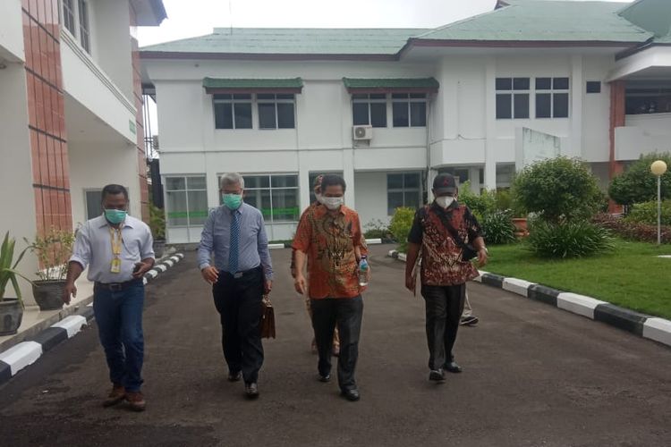 Bupati Manggarai Barat Agustinus Ch Dula (dua dari kanan) didampingi tim kuasa hukum saat memasuki Gedung Kejaksaan Tinggi NTT, Senin (18/1/2021).
