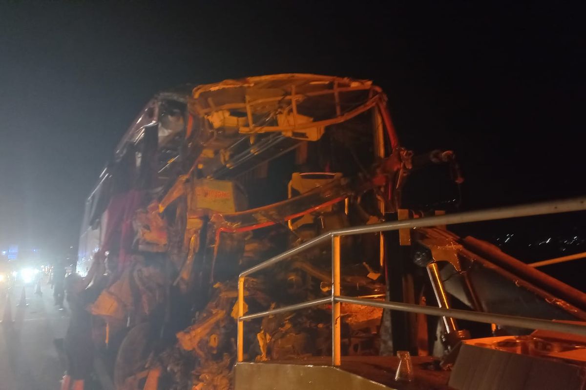 Kondisi bus yang mengalami kecelakaan di ruas tol Malang Pandaan KM 77