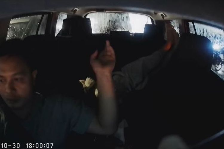 Tangkapan layar video rekaman dashcam mobil taksi online ketika penumpang WN Korea Selatan mengamuk dalam perjalanan di tengah kemacetan Jakarta Selatan, Kamis (30/10/2025). (dok @kang.burhan0 di TikTok).