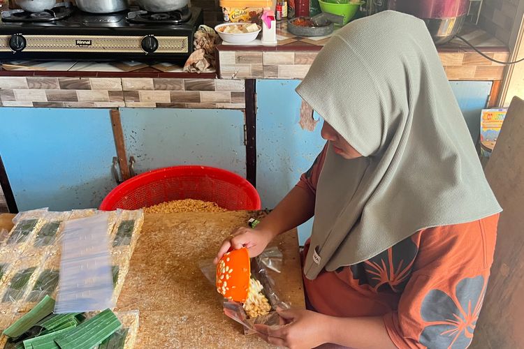 Rupiah Melemah, Perajin Tempe di Bangkalan Keluhkan Kenaikan Kedelai Impor