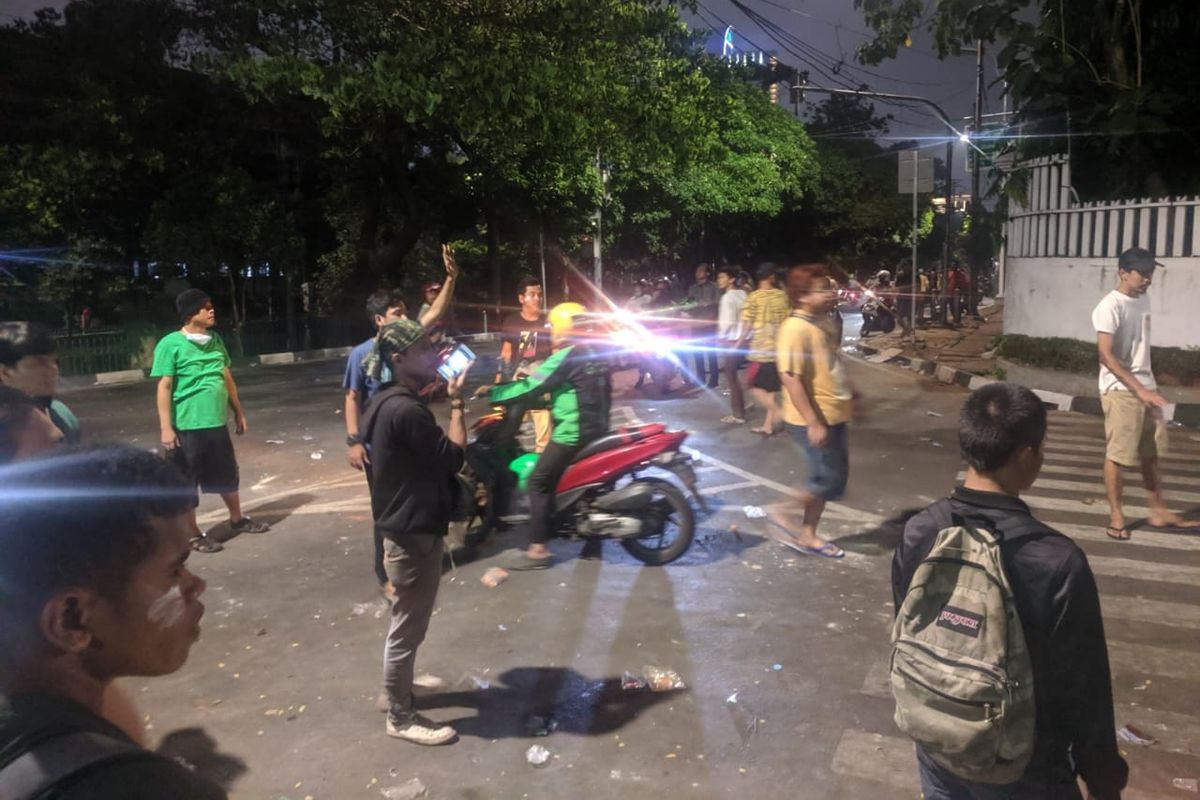 Warga yang marah memerintahkan pelajar berhenti melempar batu dan menjauh dari Jalan Palmerah Selatan, Rabu (25/9/2019). 