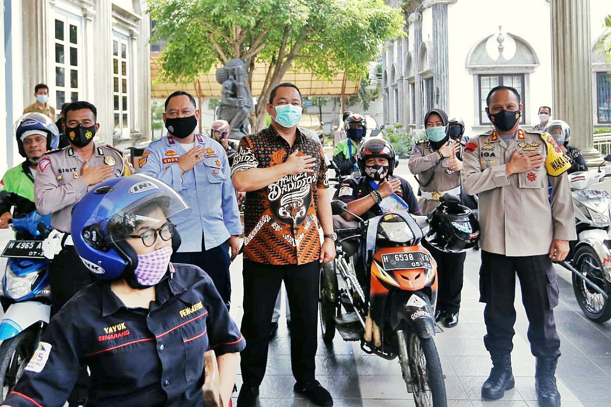 Wali Kota Semarang Hendrar Prihadi (tengah) menandatangani MoU dengan Polrestabes Semarang terkait SIM D, SIM khusus bagi warga penyandang disabilitas pada Senin (15/3/2021)