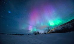 Badai Matahari Terbesar Memicu Aurora yang Intens
