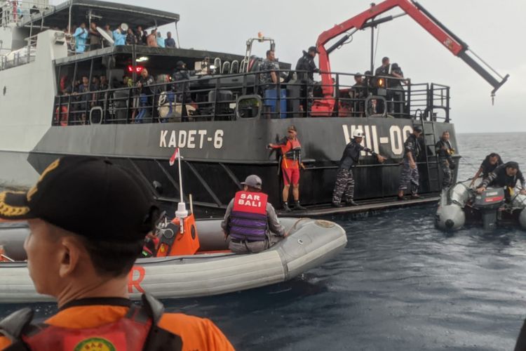 Tim SAR gabungan saat berupaya melakukan evakuasi penumpang dari KMP Mutiara Timur 1 yang mengalami kebakaran di perairan utara Karangasem, Bali, pada Rabu (16/11/2022). /Dok. Humas Basarnas Bali