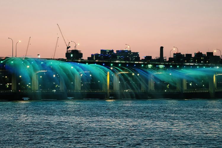 Pertunjukan air mancur pelangi di Jembatan Banpo, Seoul, Korea Selatan.