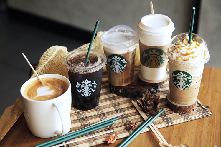Sedotan, pengaduk, dan gelas Starbucks yang dibuat dari bahan-bahan ramah lingkungan