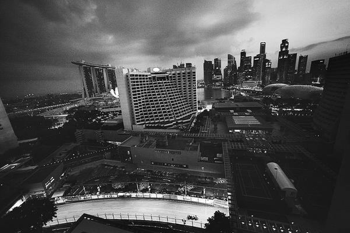 Sebastian Vettel, pebalap tim  Red Bull Racing dari Jerman,  berlatih  pada GP Singapura Formula One di Sirkuit Marina Bay Street, Jumat (23/9) di Singapura.