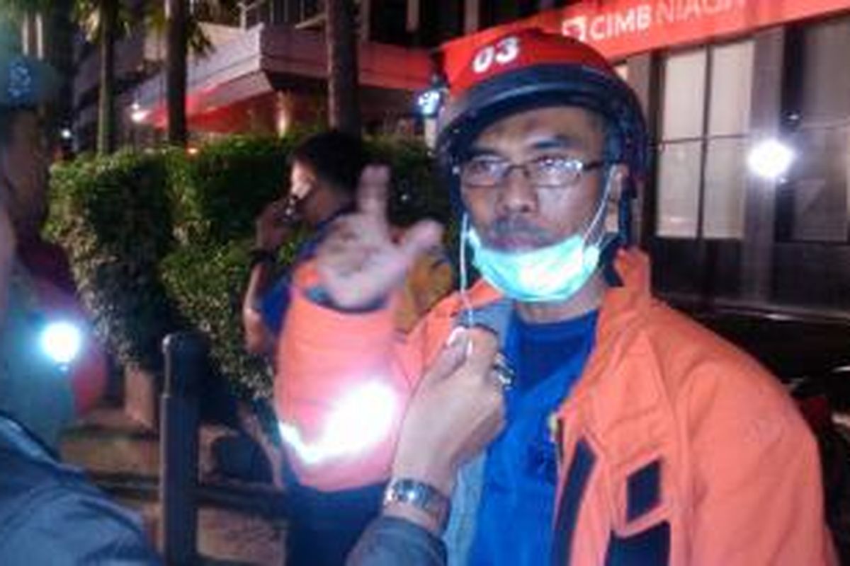 Kasudin Pemadam Kebakaran Jakarta Pusat, Subejo saat memberikan keterangan terkait kebakaran di Wisma Kosgoro, Senin (9/3/2015) malam.