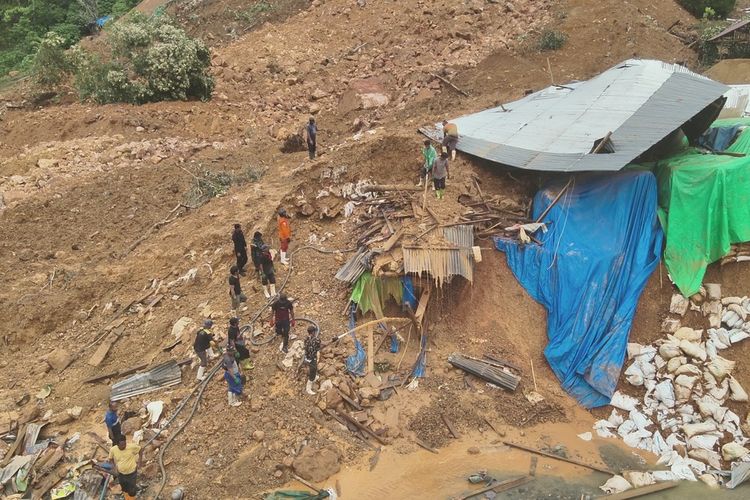 LONGSOR GORONTALO: Kondisi kawasan pertambangan emas tradisional di Bone Bolango yang longsor. Dalam bencana ini sebanyak 23 jenazah telah berhasil ditemukan, tim SAR masih terus bekerja untuk mencari korban lainnya.