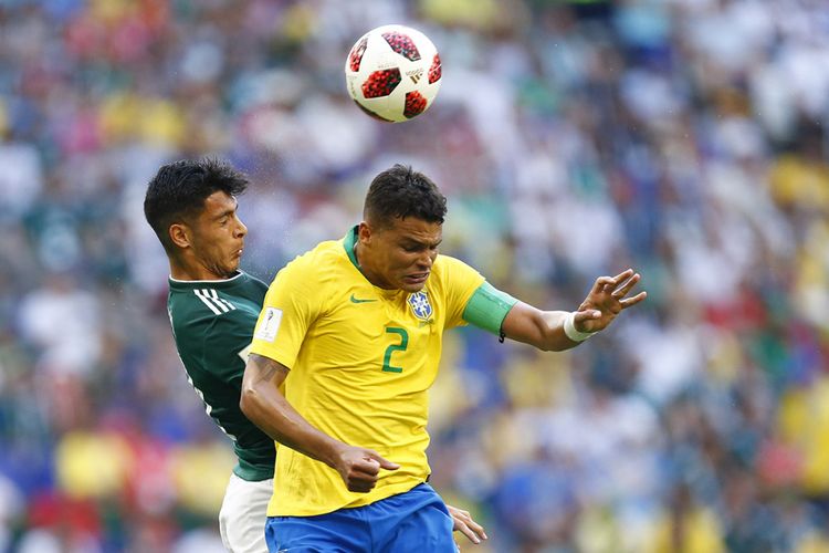 Pemain Meksiko Raul Jimenez (kiri) beradu sundulan dengan pemain Brasil Thiago Silva pada laga 16 besar Piala Dunia 2018 di Samara Arena, Senin (2/7/2018). Brasil memastikan satu tiket ke babak perempat final usai menaklukkan Meksiko dengan skor 2-0.